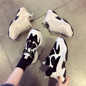 Γυναικεία αθλητικά παπούτσια με σκληρή σόλα σε μαύρο και άσπρο χρώμα