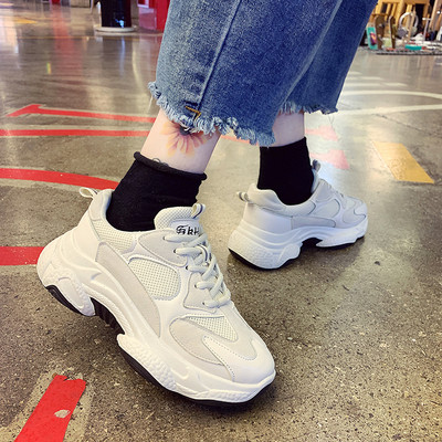 Γυναικεία αθλητικά παπούτσια με σκληρή σόλα σε μαύρο και άσπρο χρώμα