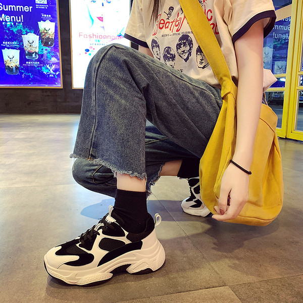 Γυναικεία αθλητικά παπούτσια με σκληρή σόλα σε μαύρο και άσπρο χρώμα