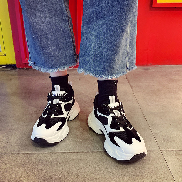 Γυναικεία αθλητικά παπούτσια με σκληρή σόλα σε μαύρο και άσπρο χρώμα