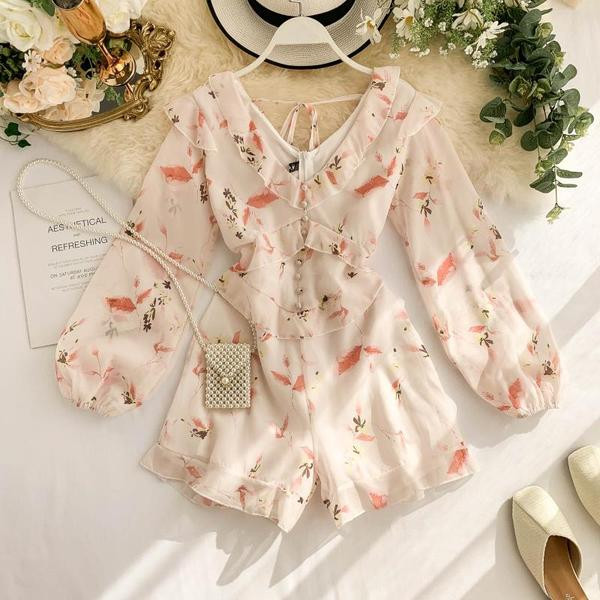 Μοντέρνες γυναικείες ολόσωμες φόρμες με μακρύ μανίκι σε ανοιχτό χρώμα