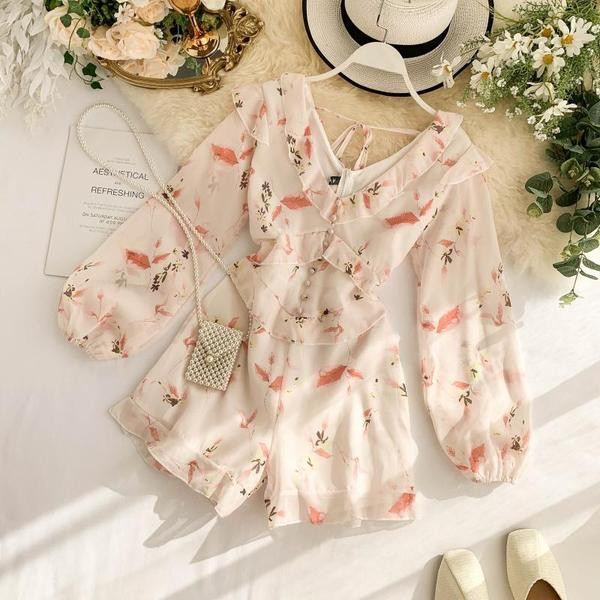 Μοντέρνες γυναικείες ολόσωμες φόρμες με μακρύ μανίκι σε ανοιχτό χρώμα