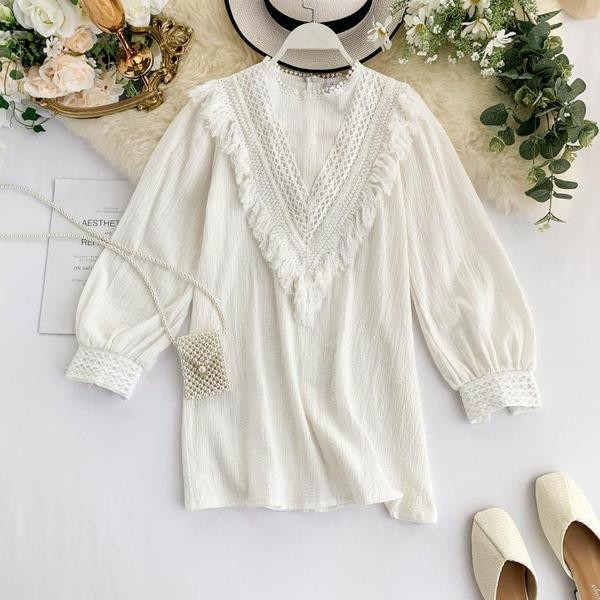 Κομψή γυναικεία μπλούζα μοντέλο σε λευκό και μαύρο χρώμα