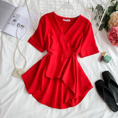 Κομψή ασύμμετρη γυναικεία μπλούζα με διάφορα χρώματα στο λαιμό V