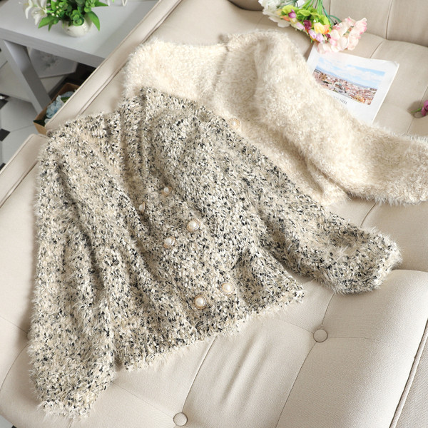 Vestă de puf de damă cu decolteu în V și nasturi în două culori