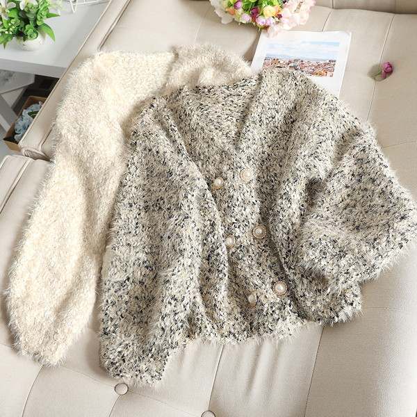 Vestă de puf de damă cu decolteu în V și nasturi în două culori