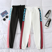 Καθημερινό γυναικείο παντελόνι  σε μαύρο και άσπρο χρώμα  με επιγραφή