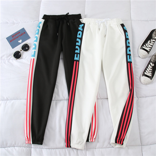 Καθημερινό γυναικείο παντελόνι  σε μαύρο και άσπρο χρώμα  με επιγραφή