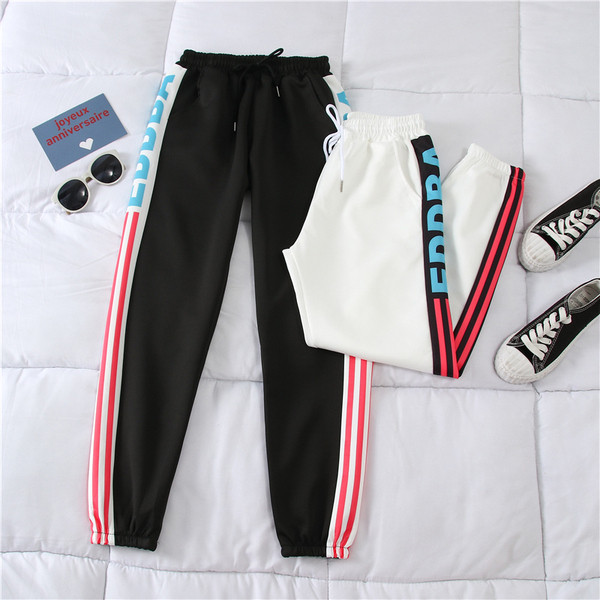 Καθημερινό γυναικείο παντελόνι  σε μαύρο και άσπρο χρώμα  με επιγραφή