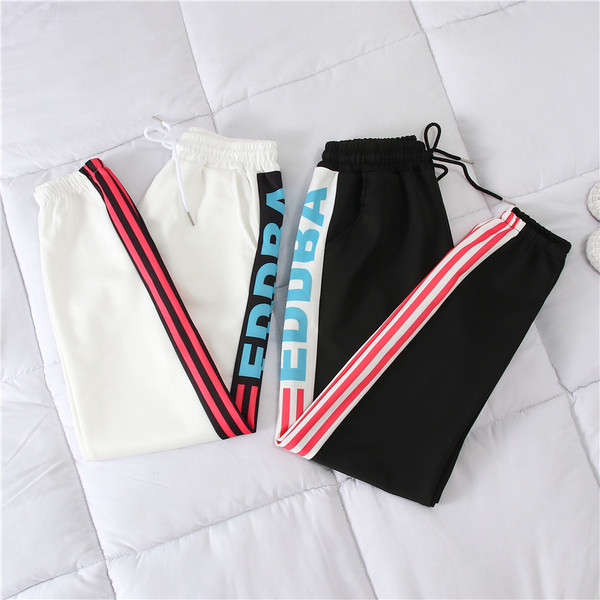 Καθημερινό γυναικείο παντελόνι  σε μαύρο και άσπρο χρώμα  με επιγραφή