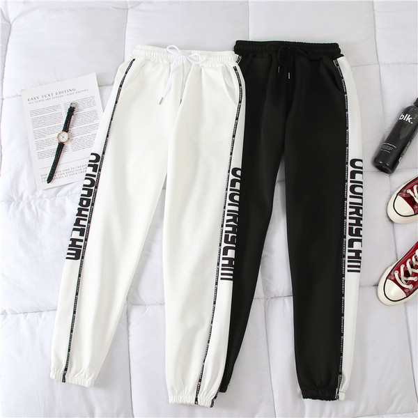 Γυναικεία παντελόνια με επιγραφή σε άσπρο και μαύρο χρώμα