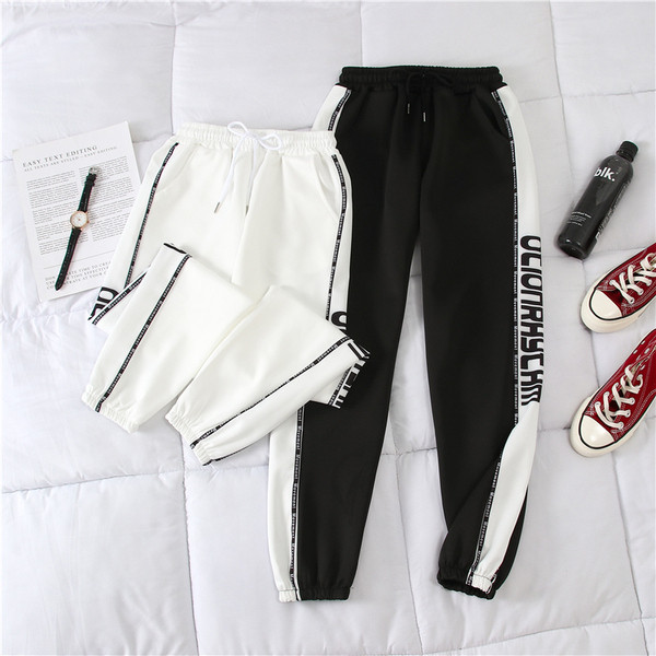 Γυναικεία παντελόνια με επιγραφή σε άσπρο και μαύρο χρώμα