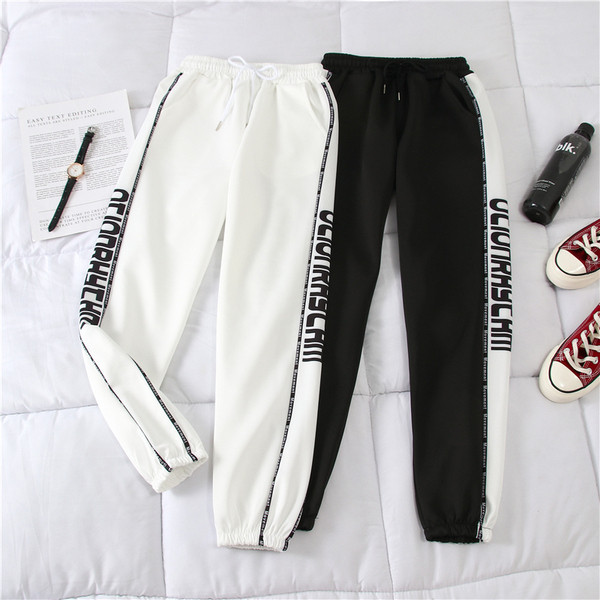 Γυναικεία παντελόνια με επιγραφή σε άσπρο και μαύρο χρώμα