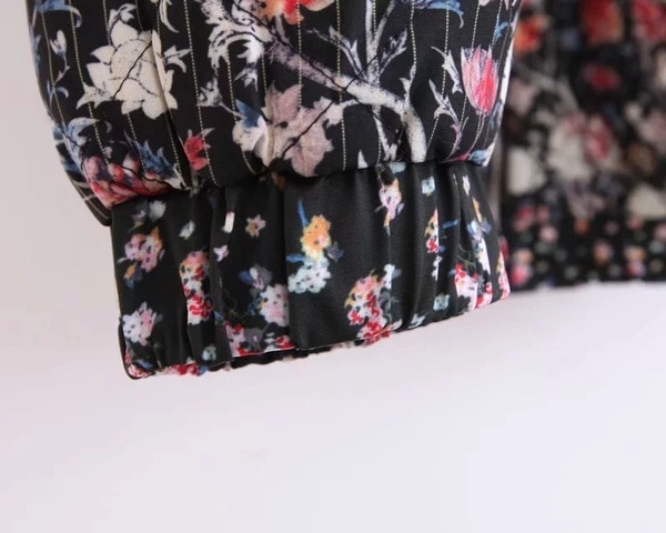 Γυναικείο μπουφάν  για το φθινόπωρο με φερμουάρ και λουλουδάτο πριντ σε μαύρο χρώμα