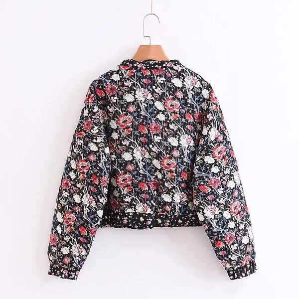 Γυναικείο μπουφάν  για το φθινόπωρο με φερμουάρ και λουλουδάτο πριντ σε μαύρο χρώμα