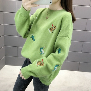 Aktuális női téli pulóver fehér, zöld, sárga és narancssárga hímzéssel