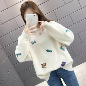 Aktuális női téli pulóver fehér, zöld, sárga és narancssárga hímzéssel