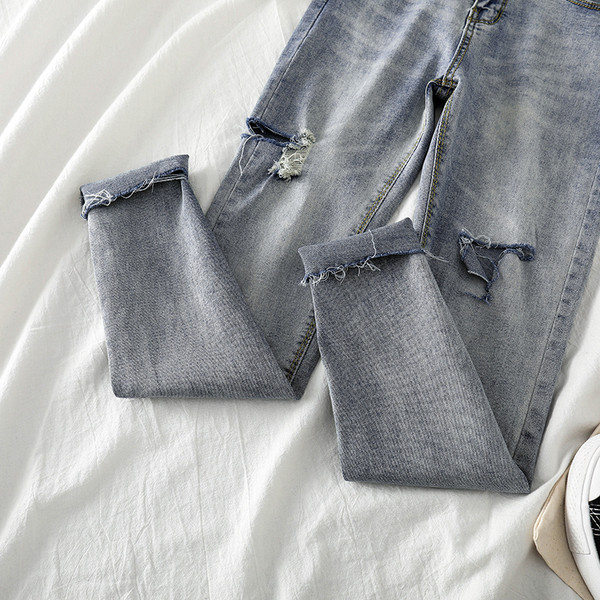 Μοντέρνα γυναικεία τζιν με σκισμένα μοτίβα