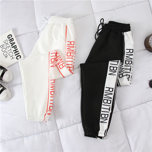 Γυναικεία παντελόνια σε δύο χρώματα με επιγραφές και κεντήματα