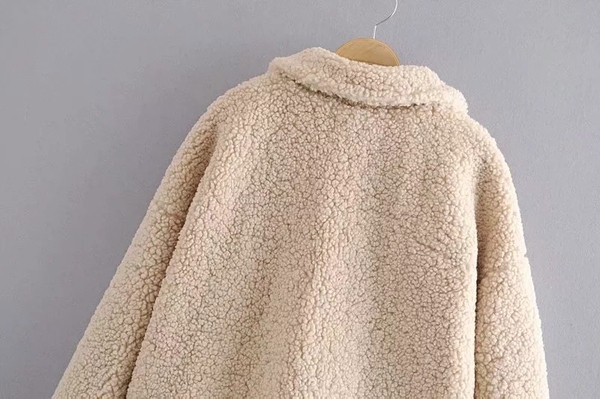 Aktuális pehely női kabát bézs színű zsebekkel