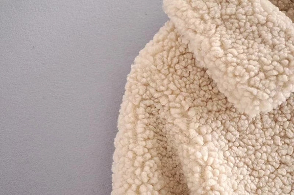 Aktuális pehely női kabát bézs színű zsebekkel