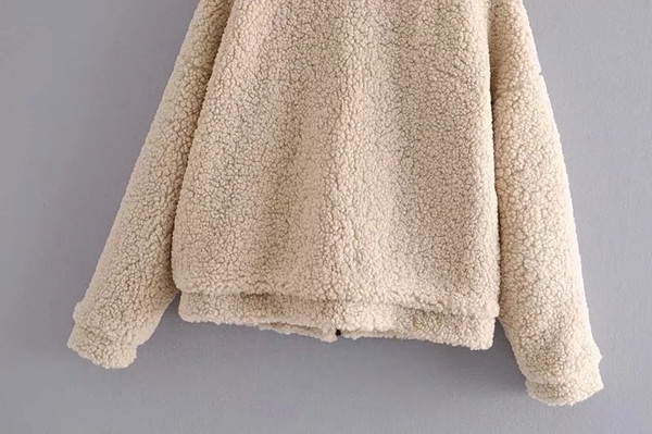 Aktuális pehely női kabát bézs színű zsebekkel