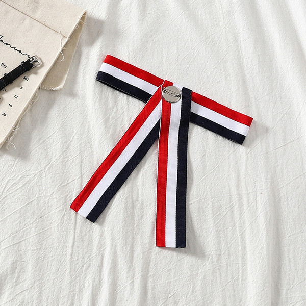 Μοντέρνο γυναικείο πουκάμισο με κορδέλα και κολάρο σε λευκό χρώμα