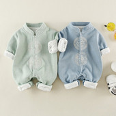 Modern babakombináció fiúknak gombokkal és hímzéssel