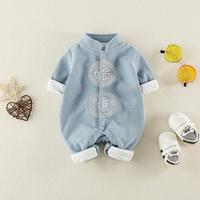 Modern babakombináció fiúknak gombokkal és hímzéssel