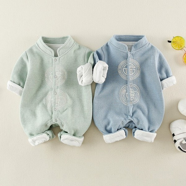 Modern babakombináció fiúknak gombokkal és hímzéssel