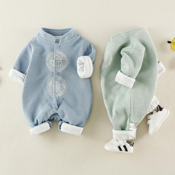 Modern babakombináció fiúknak gombokkal és hímzéssel