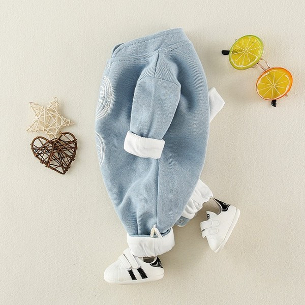 Modern babakombináció fiúknak gombokkal és hímzéssel