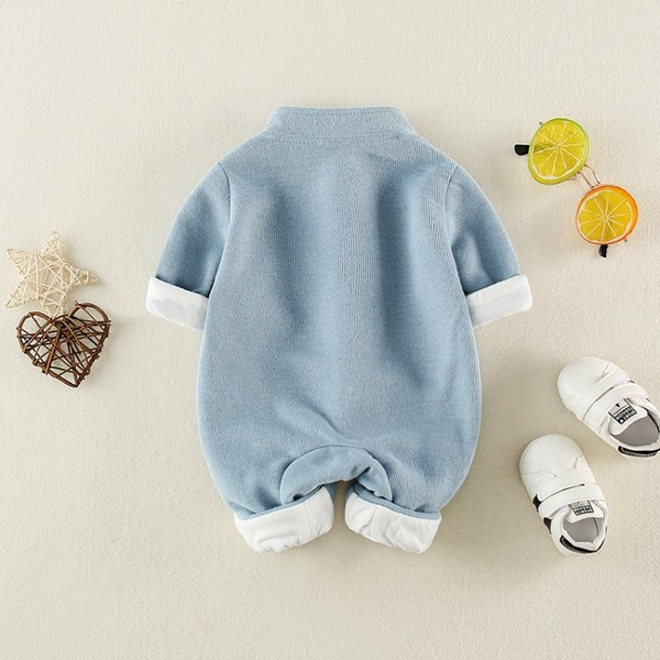 Modern babakombináció fiúknak gombokkal és hímzéssel