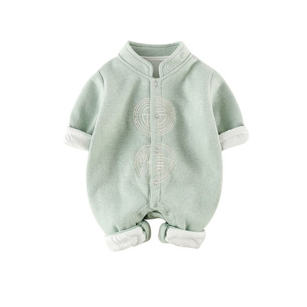 Modern babakombináció fiúknak gombokkal és hímzéssel