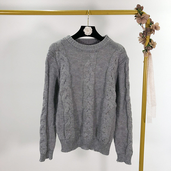 Πουλόβερ με ωοειδές ντεκολτέ σε τρία χρώματα