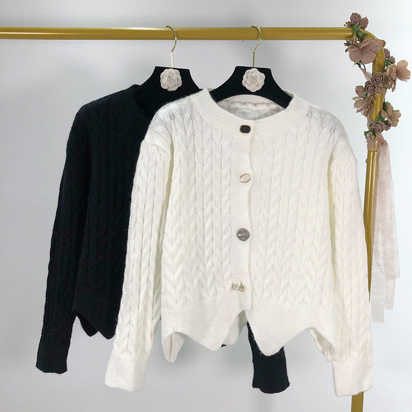 Cardigan dama cu nasturi diferiti in alb si negru