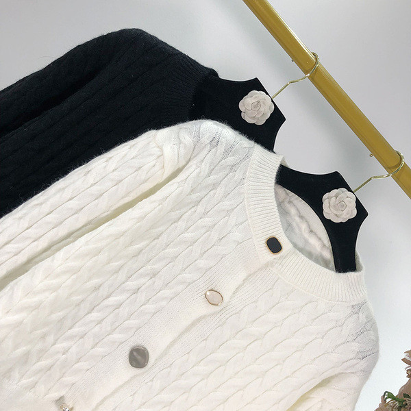 Cardigan dama cu nasturi diferiti in alb si negru