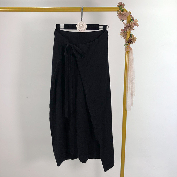 Vékony kötés hosszú szoknya fekete nyakkendővel