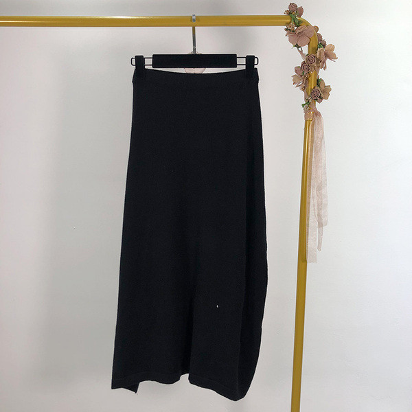 Vékony kötés hosszú szoknya fekete nyakkendővel