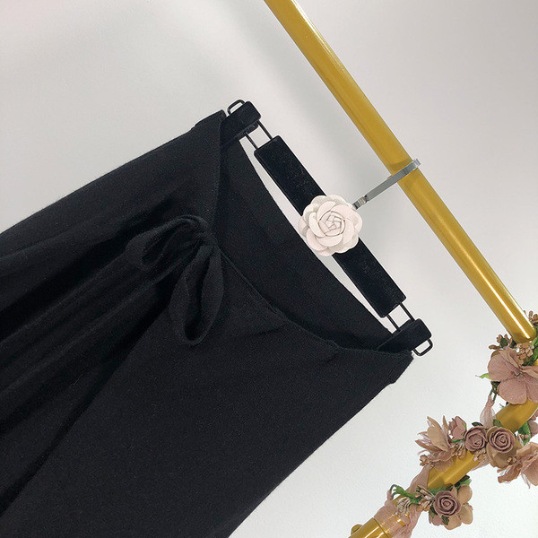 Vékony kötés hosszú szoknya fekete nyakkendővel