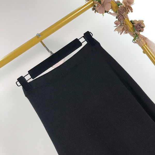 Vékony kötés hosszú szoknya fekete nyakkendővel