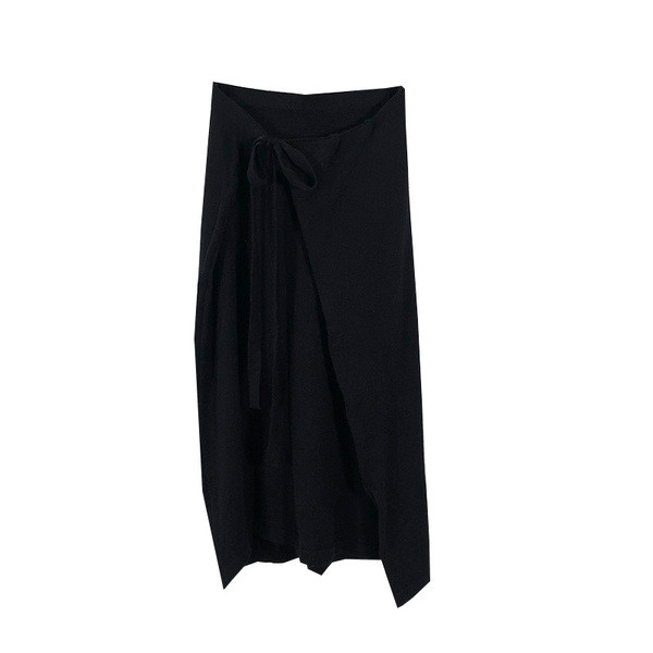 Vékony kötés hosszú szoknya fekete nyakkendővel