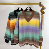 Női pulóver spitz nyakkivágással és lefolyó színekkel - két színben