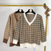 Pulover de damă în carouri cu decolteu spitz - două culori