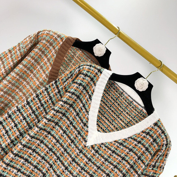 Pulover de damă în carouri cu decolteu spitz - două culori