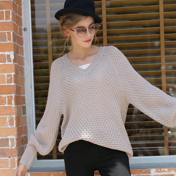 Modern női pulóver V-nyakkal, bézs színben