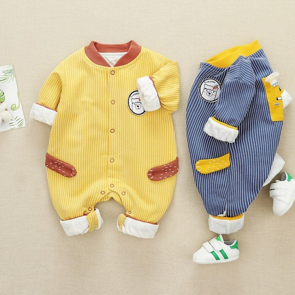 Ριγέ παιδική ολόσωμη φόρμα για αγόρια σε μπλε και κίτρινο χρώμα