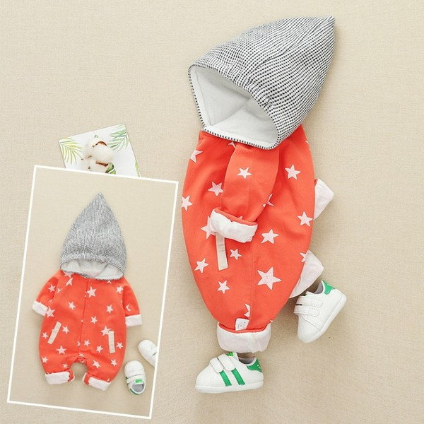 Modern baba űrhajós kapucnival és piros-fehér rátéttel