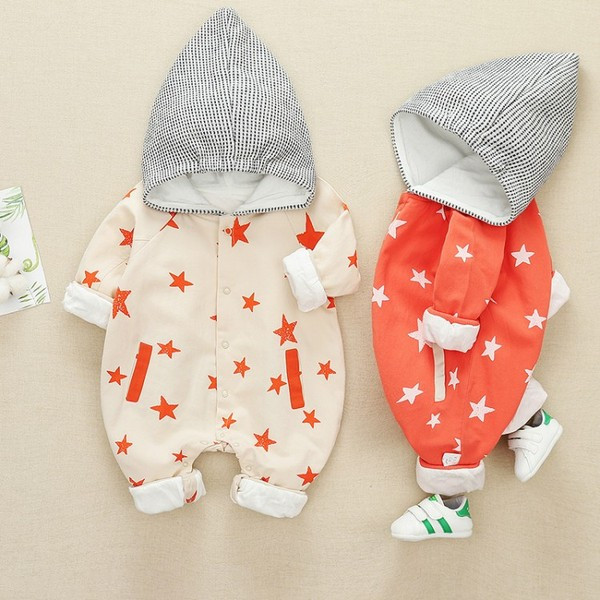 Modern baba űrhajós kapucnival és piros-fehér rátéttel