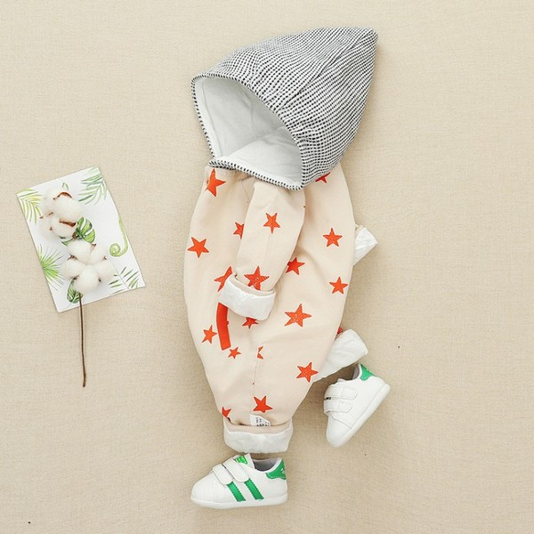 Modern baba űrhajós kapucnival és piros-fehér rátéttel